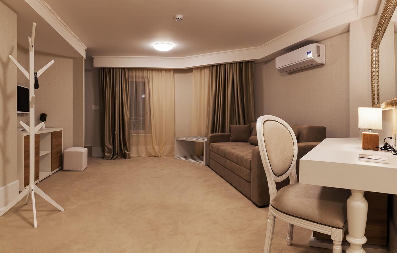 Castello Boutique Hotel Чачак Экстерьер фото